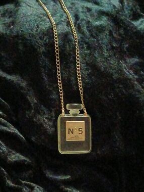 (N°5) Clear Perfume Bottle Pendant Necklace Fashion Goldtone 16" Length